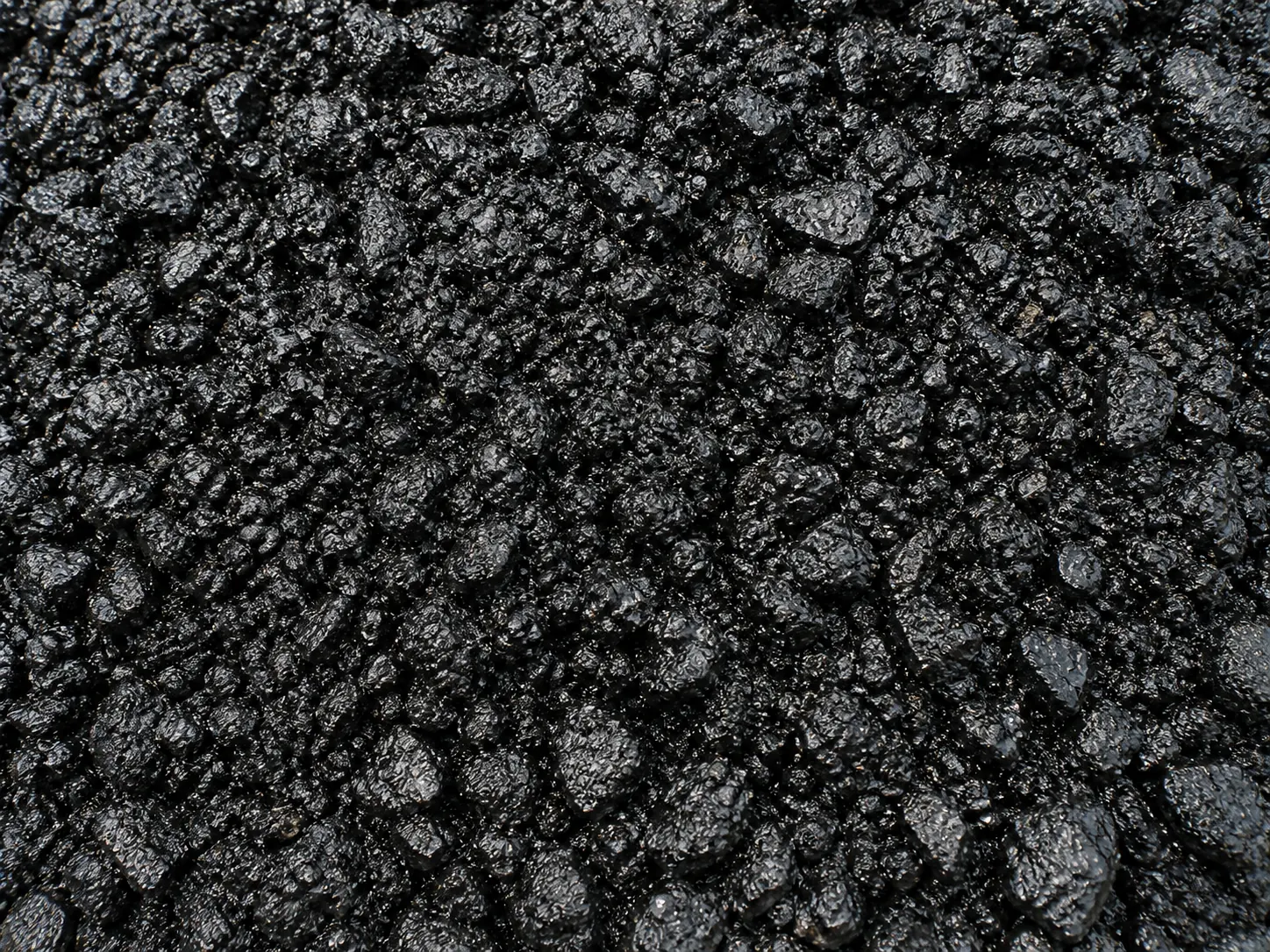Gros plan sur la texture d'un enrobé bitumineux